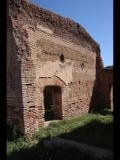 06779 ostia - regio i - insula ix - caseggiato dietro la curia (i,ix,1) - 4. laden von westen - bli ri suedosten - 09-2022.jpg